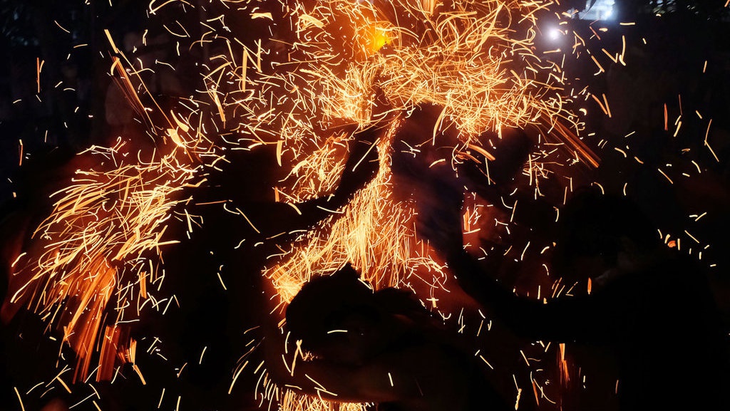 Mesiat Geni, Tolak Bala Dan Keharmonisan Semesta Mesiat Geni, Tolak Bala Dan Keharmonisan Semesta