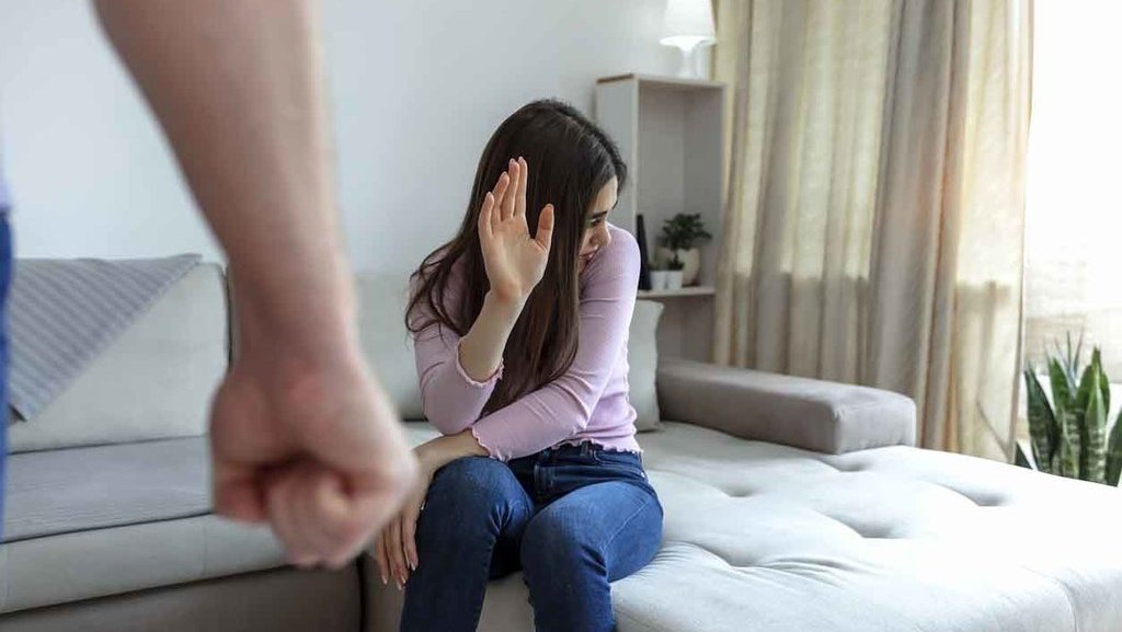 Tetangga Jadi Korban KDRT, Apa yang Sebaiknya Kita Lakukan? Tetangga Jadi Korban KDRT, Apa yang Sebaiknya Kita Lakukan?