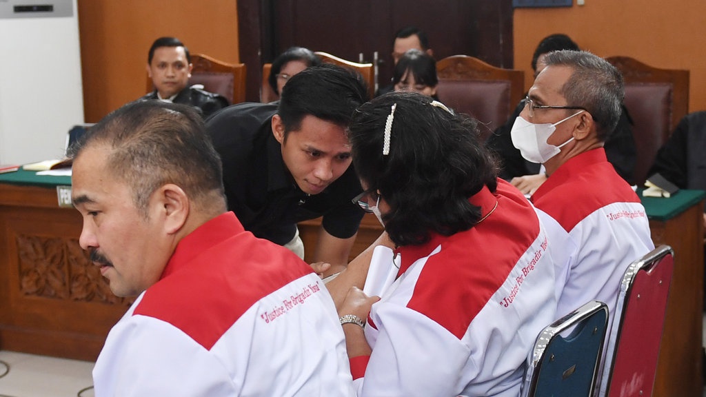 Pleidoi Eliezer: Penuh Kata Maaf Hingga Rela Ditinggal Tunangan Pleidoi Eliezer: Penuh Kata Maaf Hingga Rela Ditinggal Tunangan