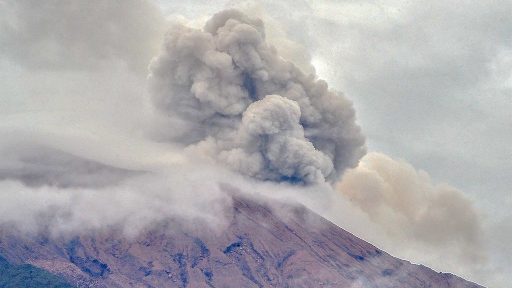 Gunung Kerinci Erupsi, Masyarakat Diimbau Waspada Abu Vulkanis Gunung Kerinci Erupsi, Masyarakat Diimbau Waspada Abu Vulkanis
