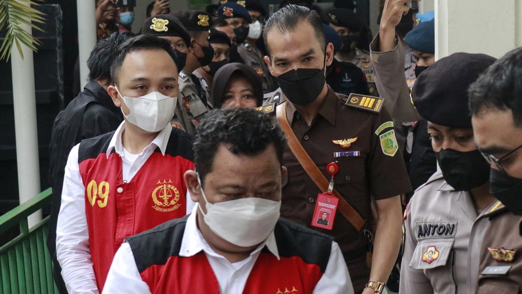 Tuntutan 8 Tahun bagi Kuat Ma'ruf & Ricky Rizal, Terlalu Ringan? Tuntutan 8 Tahun bagi Kuat Ma'ruf & Ricky Rizal, Terlalu Ringan?