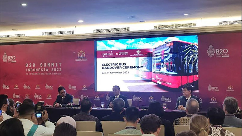 Bahlil Rayu Bos Foxconn Sponsori Mobil Listrik untuk Lembaga RI Bahlil Rayu Bos Foxconn Sponsori Mobil Listrik untuk Lembaga RI