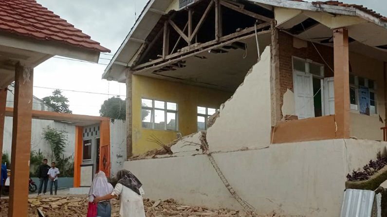 Jalur Puncak Longsor & Terputus Usai Gempa Cianjur