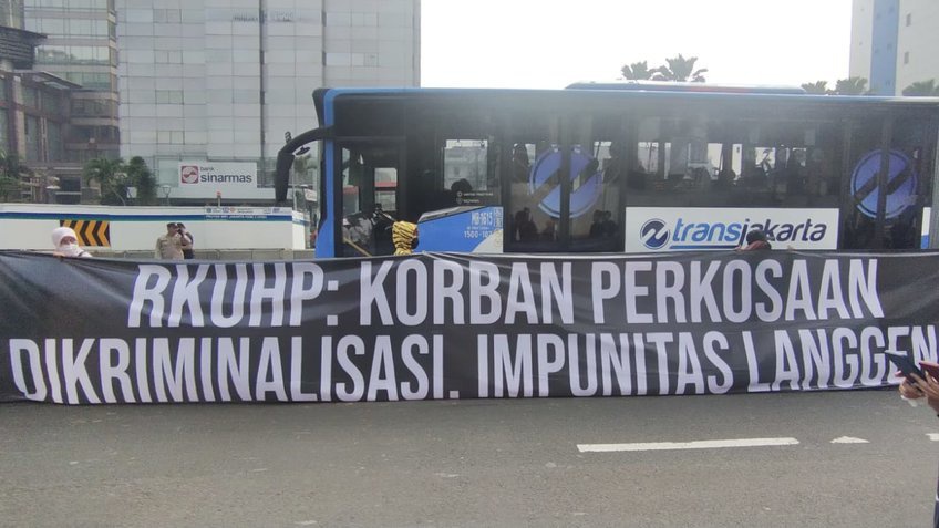 Aksi Tolak RKUHP di CFD: Sempat Dilarang Bentangkan Spanduk Aksi Tolak RKUHP di CFD: Sempat Dilarang Bentangkan Spanduk