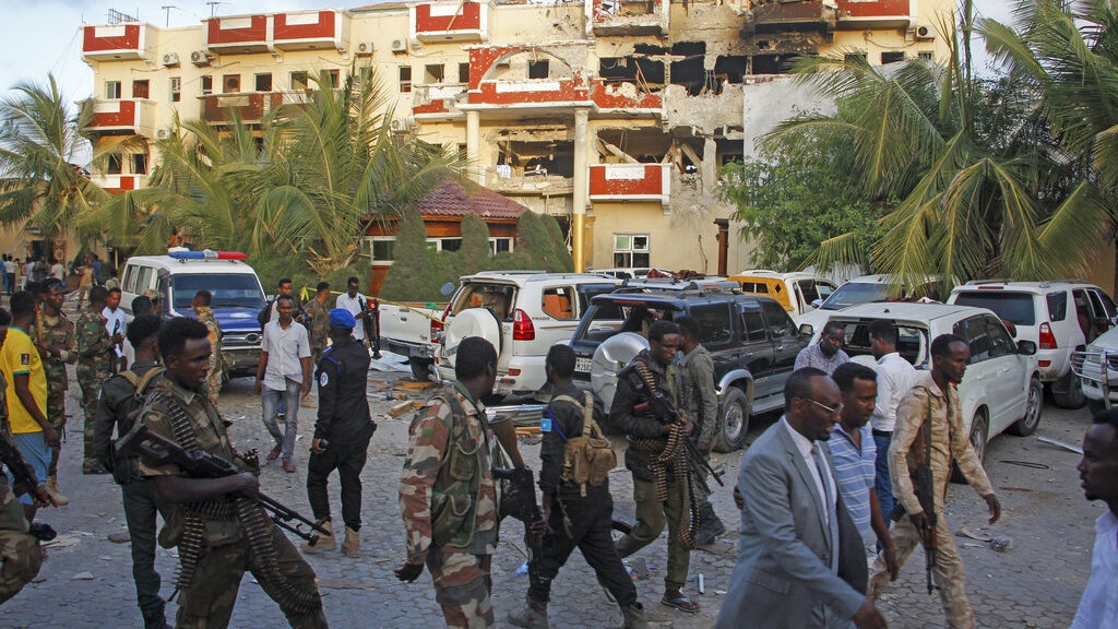 Pasukan Somalia Kepung Hotel Bebaskan 60 Orang dari Al-Shabab Pasukan Somalia Kepung Hotel Bebaskan 60 Orang dari Al-Shabab