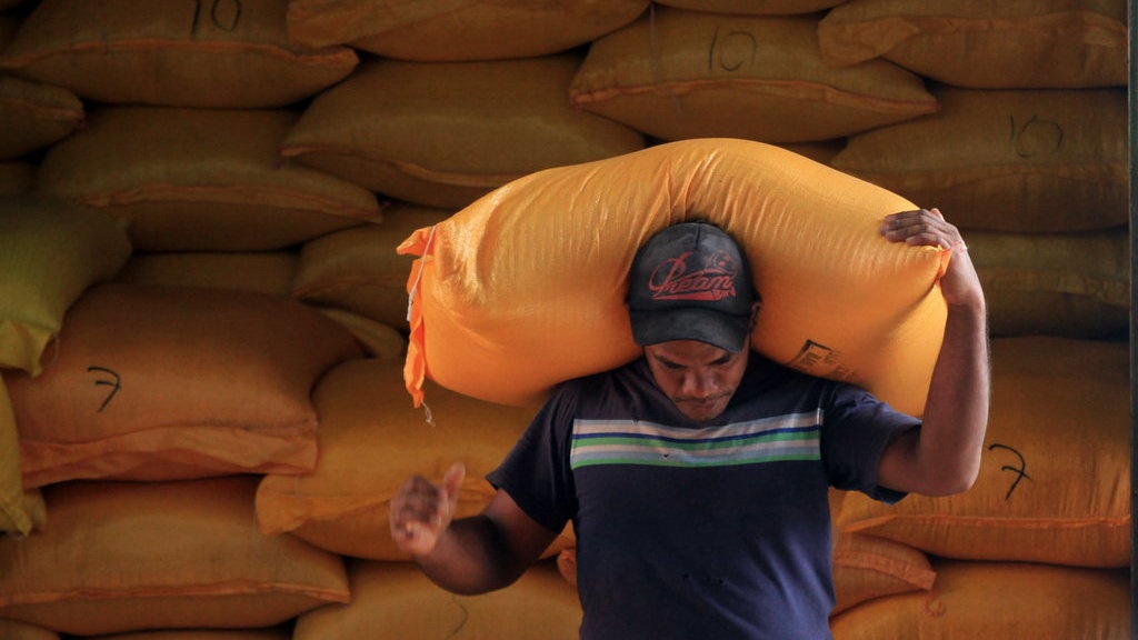 Defisit Beras dan Meroketnya Harga di Tengah Gelontoran Bansos