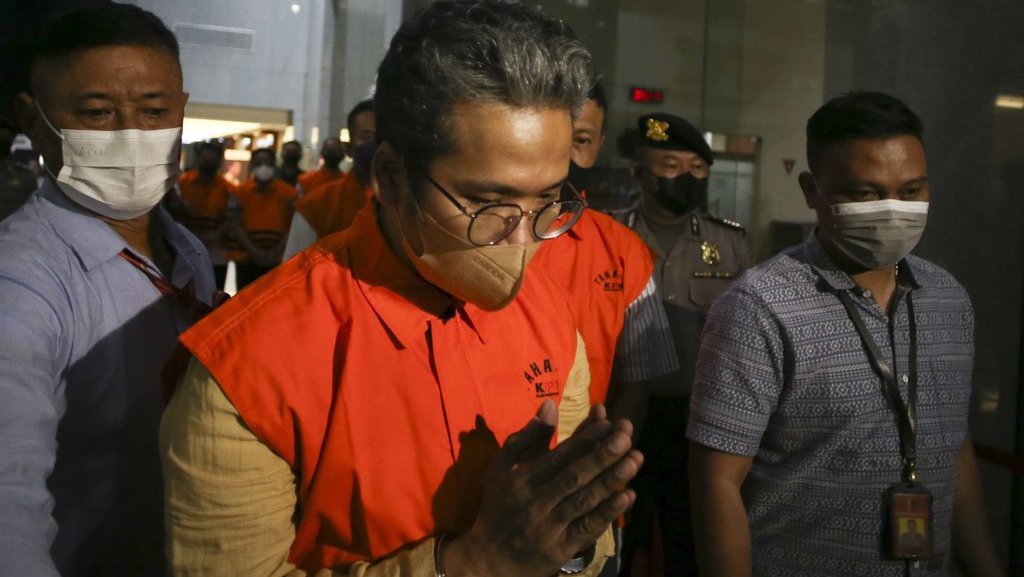 KPK Tahan Bupati Bangkalan Terkait Kasus Suap Jual Beli Jabatan KPK Tahan Bupati Bangkalan Terkait Kasus Suap Jual Beli Jabatan