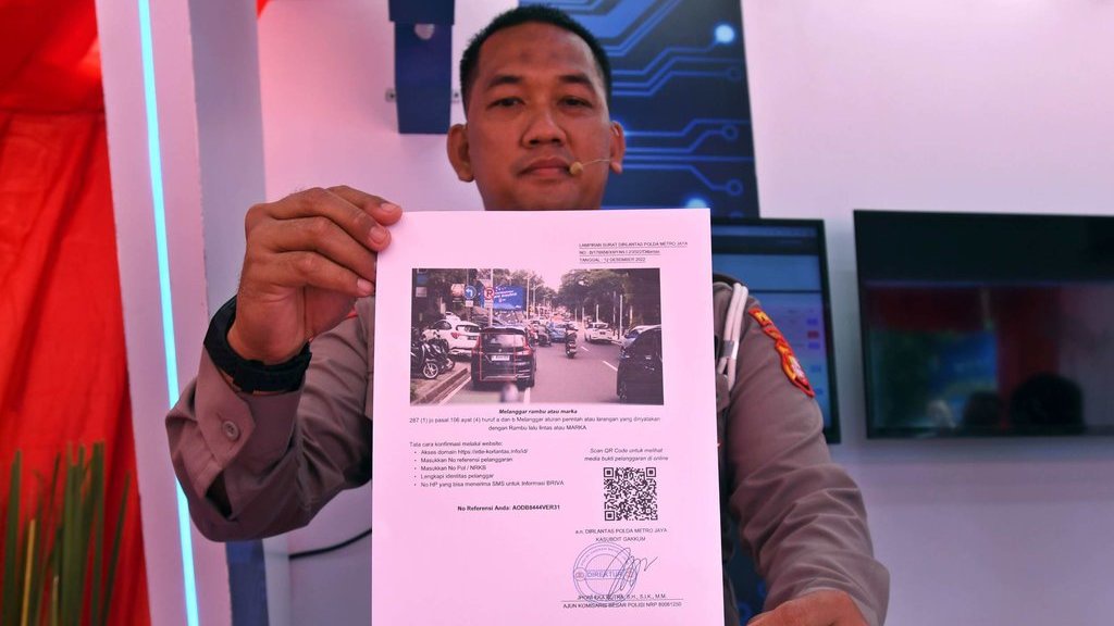 Polemik Penindakan Lalu Lintas: Tilang Manual Meski Ada ETLE Polemik Penindakan Lalu Lintas: Tilang Manual Meski Ada ETLE
