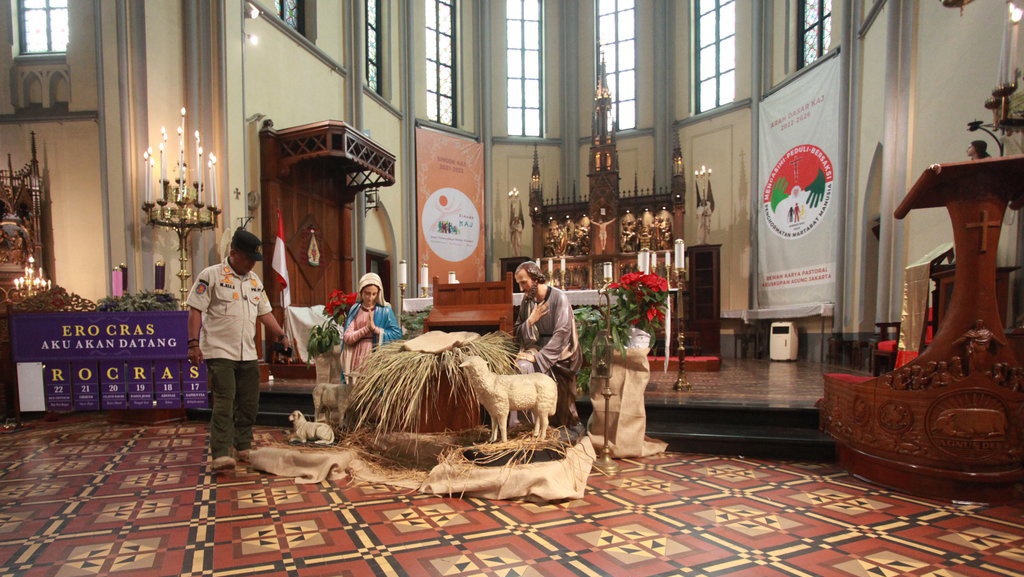 Anjing Pelacak K-19 Sisir Gereja Katedral Jelang Misa Natal 2022