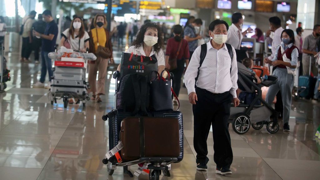 Catat 990 Kasus Baru, RI Terus Alami Kenaikan Kasus COVID-19 Catat 990 Kasus Baru, RI Terus Alami Kenaikan Kasus COVID-19