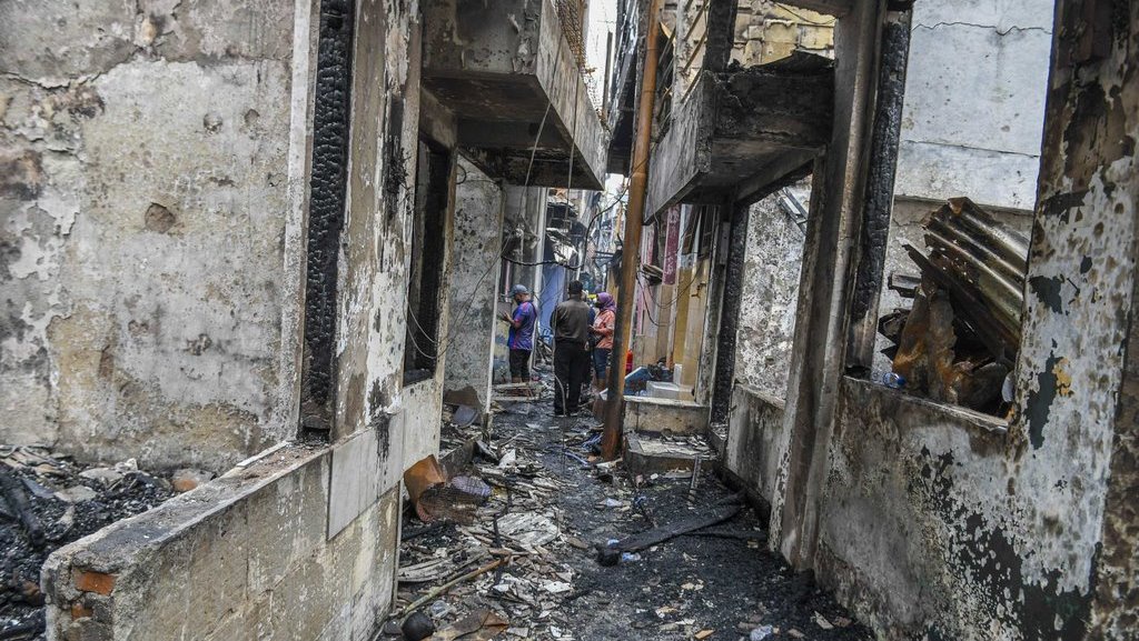 Petugas PPSU Bersihkan Sisa Kebakaran 83 Rumah di Mampang Jaksel