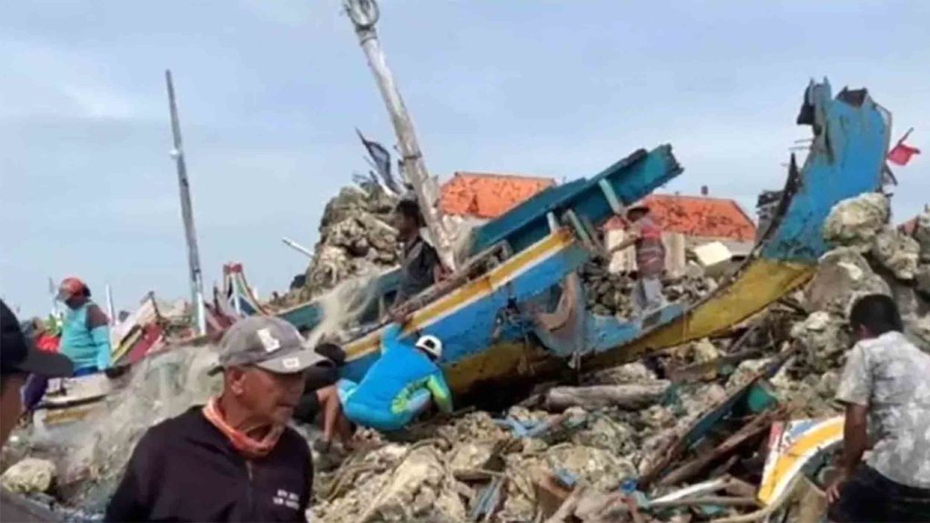 BPBD: 27 Perahu Nelayan di Pamekasan Rusak akibat Ombak Besar BPBD: 27 Perahu Nelayan di Pamekasan Rusak akibat Ombak Besar