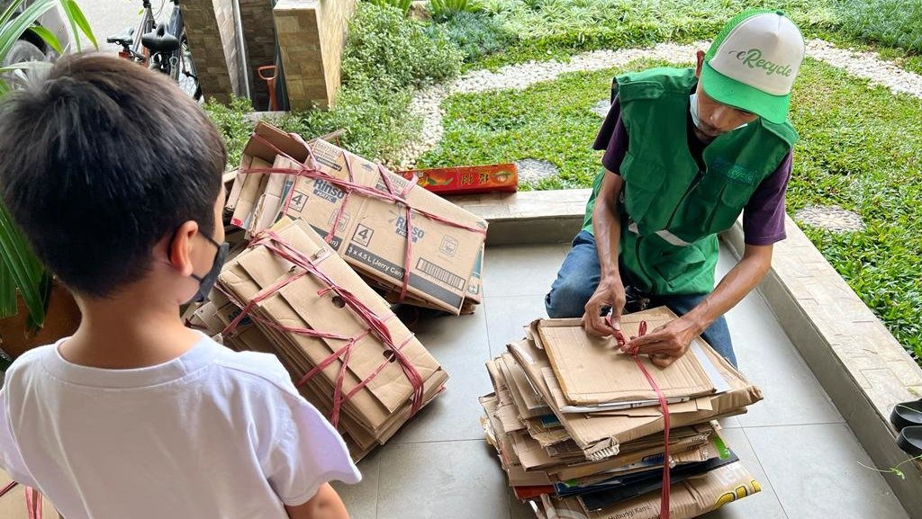 Manfaatkan Aplikasi: Mengolah Sampah & Hasilkan Cuan Sejak Dini Manfaatkan Aplikasi: Mengolah Sampah & Hasilkan Cuan Sejak Dini