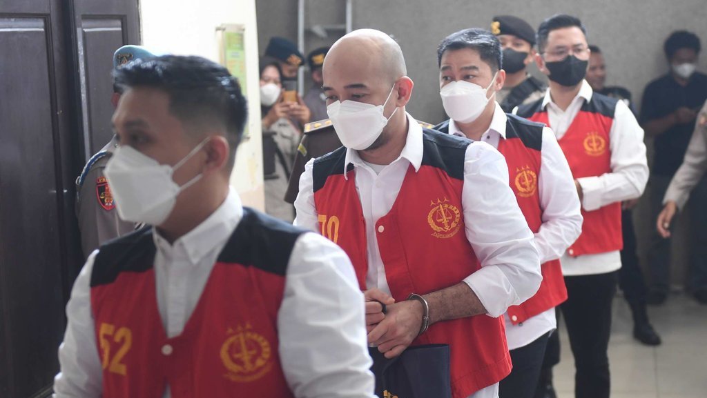 Hakim Bacakan Vonis Chuck Putranto & Baiquni Wibowo 24 Februari Hakim Bacakan Vonis Chuck Putranto & Baiquni Wibowo 24 Februari