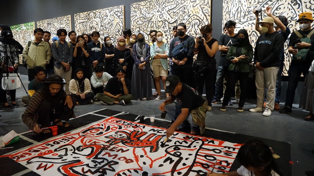 Melihat Lukisan Komik Pidi Baiq di Yogyes in Absurdum (Bagian 2) Melihat Lukisan Komik Pidi Baiq di Yogyes in Absurdum (Bagian 2)