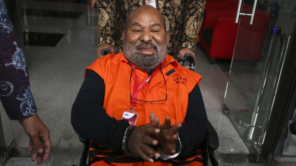 Iring-Iringan Jenazah Lukas Enembe Diwarnai Kericuhan Iring-Iringan Jenazah Lukas Enembe Diwarnai Kericuhan