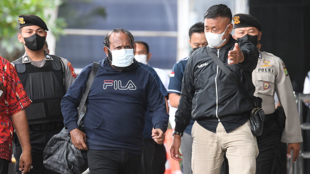 Bupati Mamberamo Tengah Ricky Ham Pagawak Ditahan KPK