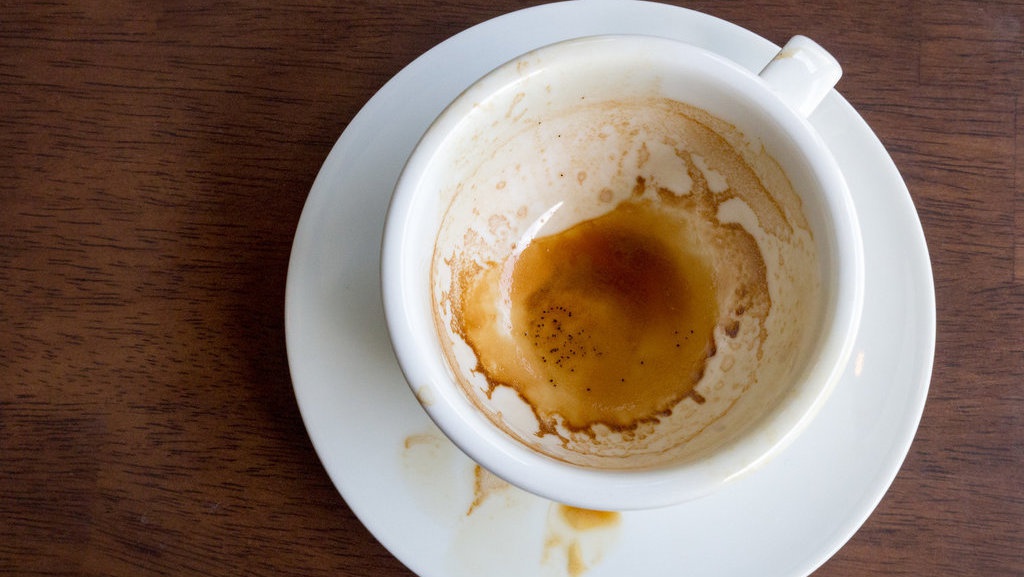 Cara dan Bahan Membersihkan Gelas dari Bekas Noda Kopi atau Teh