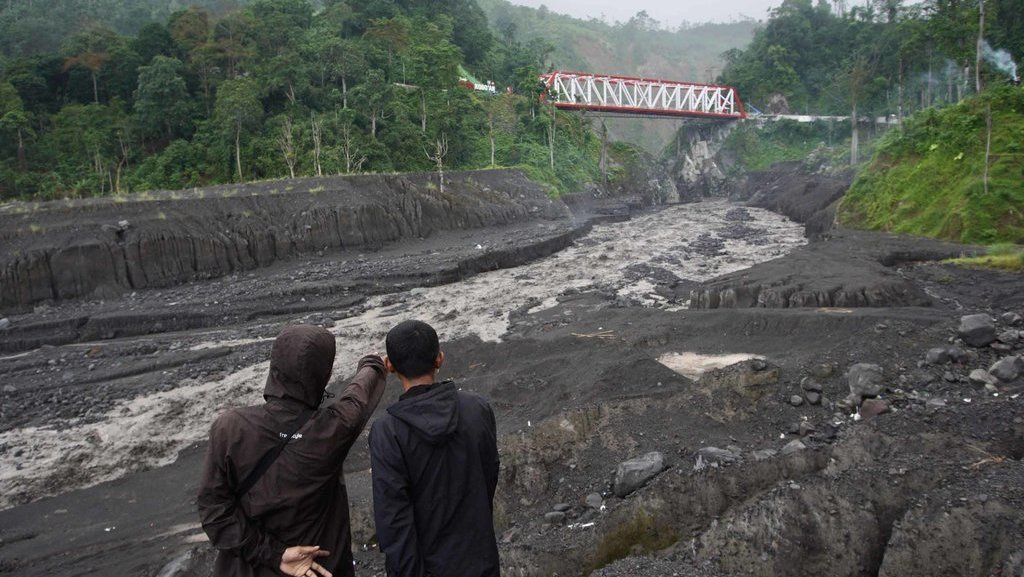 Banjir Lahar Dingin Semeru, Tiga Jembatan Putus di Lumajang Banjir Lahar Dingin Semeru, Tiga Jembatan Putus di Lumajang