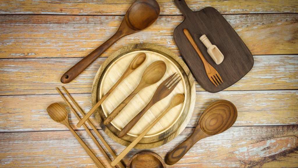 Cara Membersihkan Spatula & Sendok Kayu Agar Tidak Berjamur Cara Membersihkan Spatula & Sendok Kayu Agar Tidak Berjamur