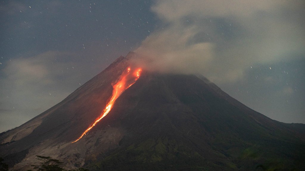 Status Siaga, Merapi Luncurkan 18 Kali Lava Pijar Sejauh 1,5 Km