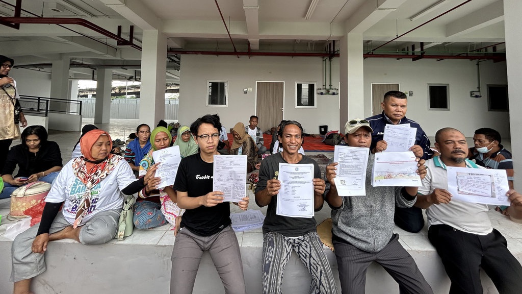 Nestapa Warga Kampung Bayam Terlantar di Emperan & Diintimidasi Nestapa Warga Kampung Bayam Terlantar di Emperan & Diintimidasi