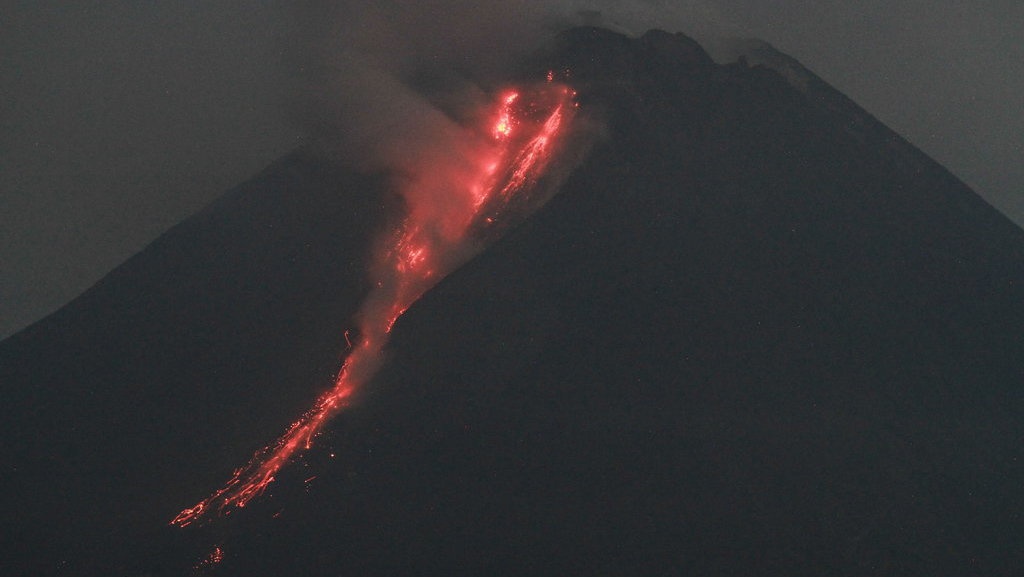 Merapi Luncurkan 7 Kali Guguran Lava Pijar, Paling Jauh 1,6 Km
