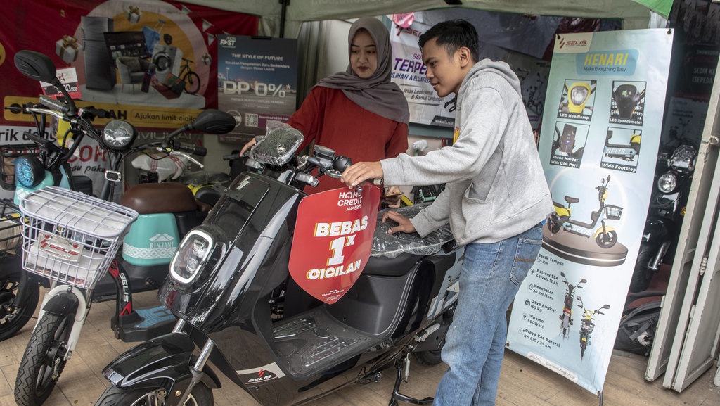 Antara Kendaraan Listrik, Polusi, dan Bisnis Pejabat Istana Antara Kendaraan Listrik, Polusi, dan Bisnis Pejabat Istana