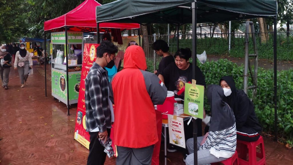 Menjajakan Makanan Khas Daerah di Pasar Ramadan Lembah UGM Menjajakan Makanan Khas Daerah di Pasar Ramadan Lembah UGM