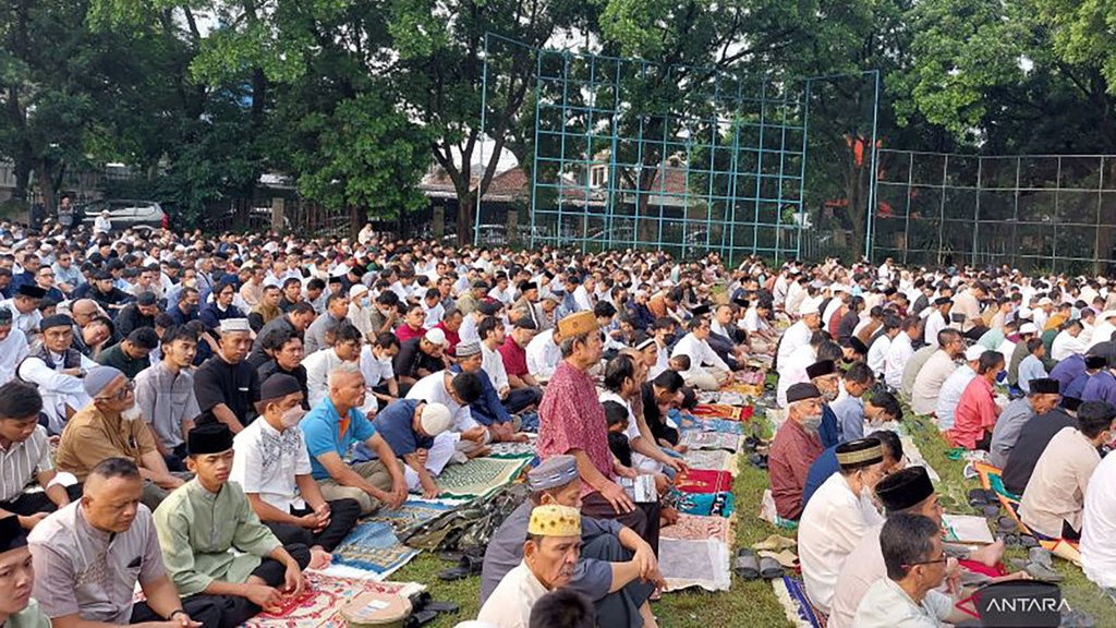 Khatib: Perbedaan Idulfitri Momentum untuk Rekatkan Persaudaraan Khatib: Perbedaan Idulfitri Momentum untuk Rekatkan Persaudaraan