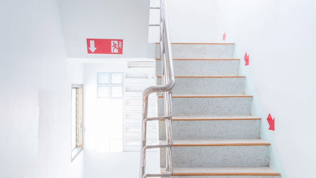 10 Cara Evakuasi Diri dan Keluarga Saat Kebakaran di Mal