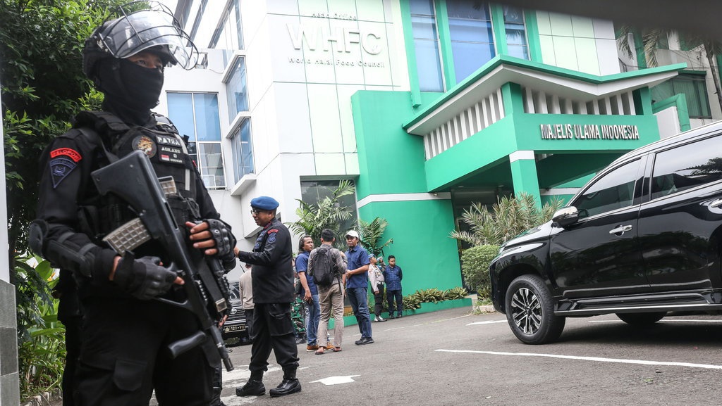 Polisi Geledah Rumah & Periksa Keluarga Penembak Kantor MUI Polisi Geledah Rumah & Periksa Keluarga Penembak Kantor MUI
