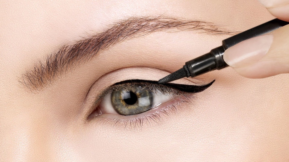 10 Rekomendasi Merek Eyeliner yang Bagus & Tidak Luntur 10 Rekomendasi Merek Eyeliner yang Bagus & Tidak Luntur