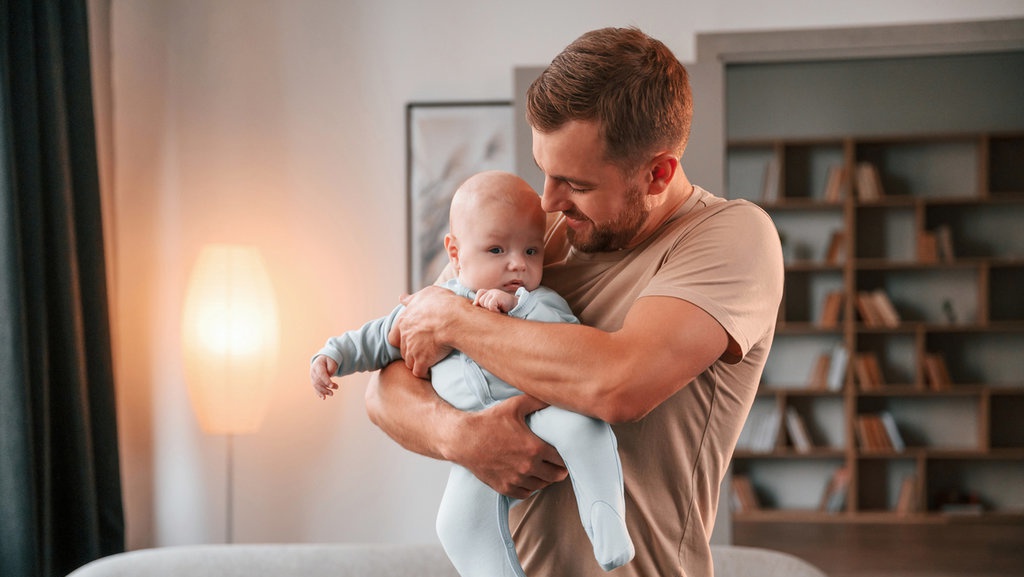 Umur Berapa Bayi Boleh Keluar Malam dan Apa Saja Bahayanya? Umur Berapa Bayi Boleh Keluar Malam dan Apa Saja Bahayanya?