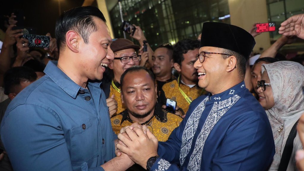 Kader Demokrat di Sejumlah Daerah Turunkan Baliho Anies-AHY Kader Demokrat di Sejumlah Daerah Turunkan Baliho Anies-AHY