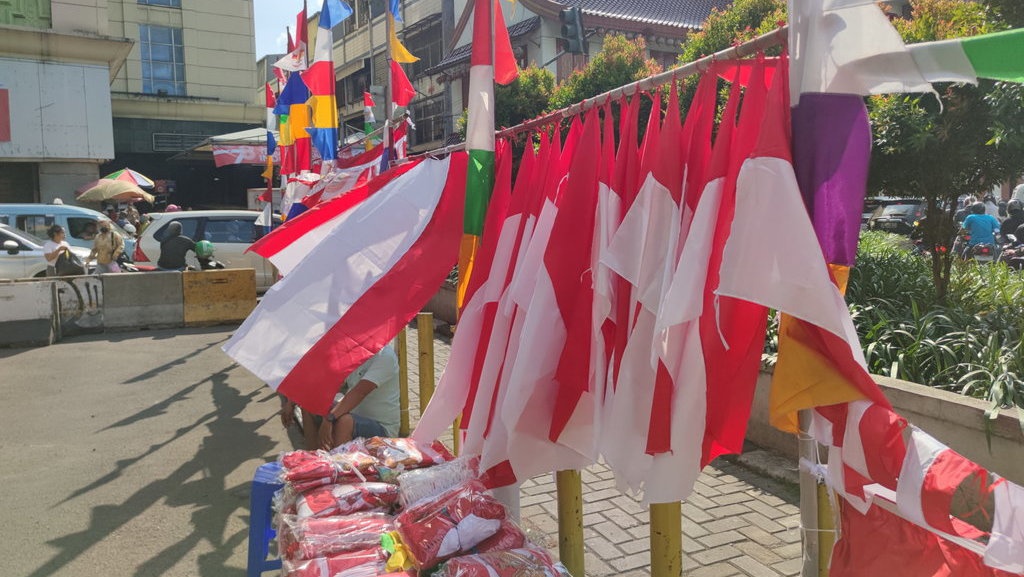 Rayuan Teman hingga jadi Pedagang Bendera Musiman Berujung Cuan