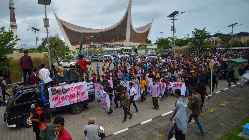 Ricuh Pemulangan Paksa Warga Air Bangis di Masjid Raya Sumbar Ricuh Pemulangan Paksa Warga Air Bangis di Masjid Raya Sumbar