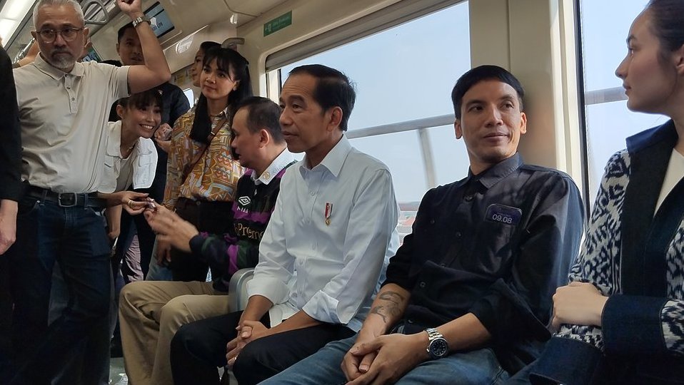 Sandiaga Ungkap Jokowi Batuk Hampir 4 Pekan karena Polusi Udara Sandiaga Ungkap Jokowi Batuk Hampir 4 Pekan karena Polusi Udara