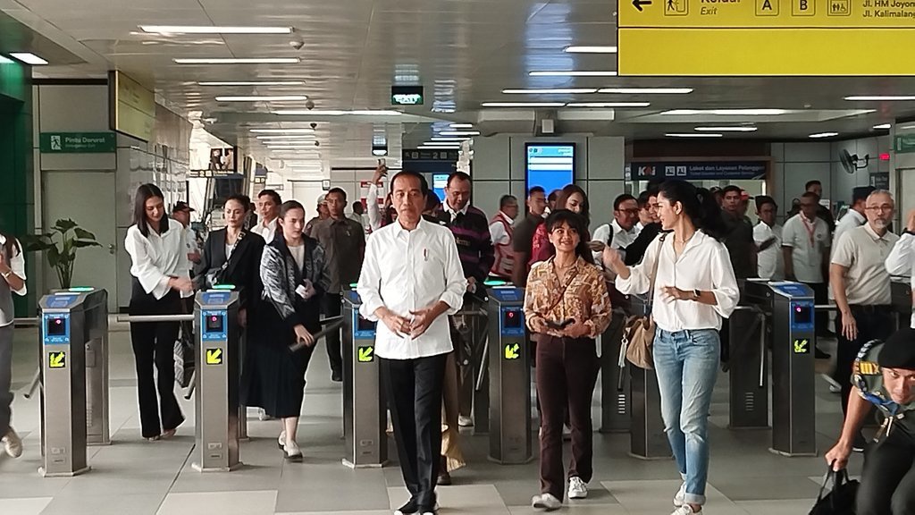 Kemacetan Jabodetabek & Bandung Merugikan Negara Hampir Rp100 T Kemacetan Jabodetabek & Bandung Merugikan Negara Hampir Rp100 T