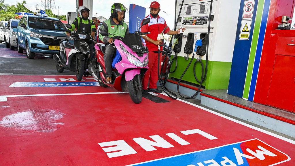 Presiden Jokowi Pastikan Harga BBM Tidak akan Naik Presiden Jokowi Pastikan Harga BBM Tidak akan Naik