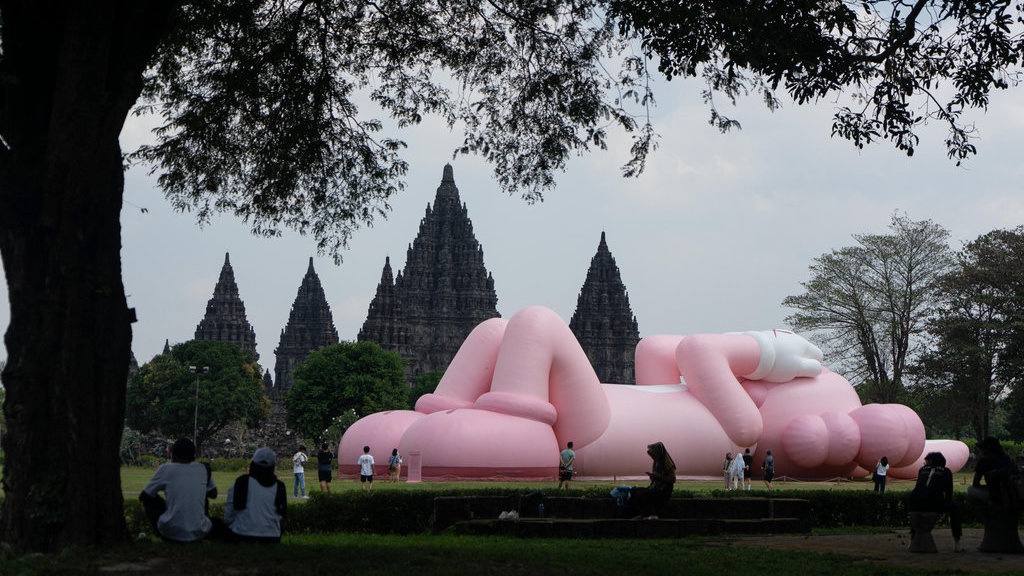 Harga Tiket KAWS HOLIDAY di Prambanan dan Jadwal Pamerannya