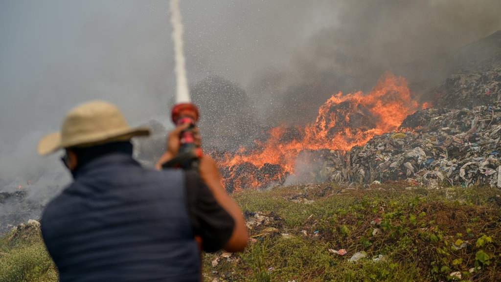 Enam Hari TPA Sarimukti Terbakar, Potensi ISPA Menghantui Warga Enam Hari TPA Sarimukti Terbakar, Potensi ISPA Menghantui Warga