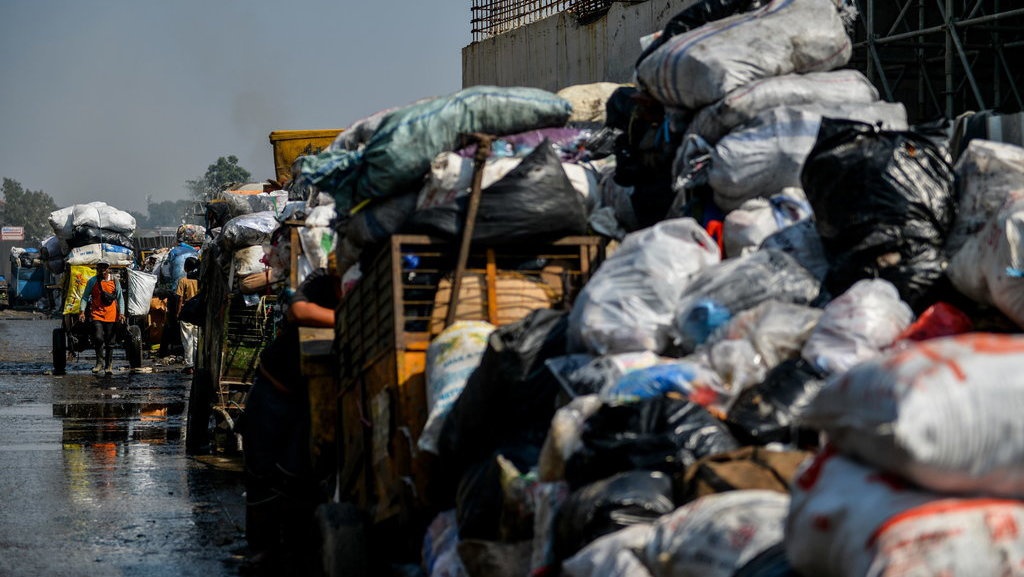 WALHI Soroti Potensi ISPA Imbas Kebakaran TPA Sarimukti