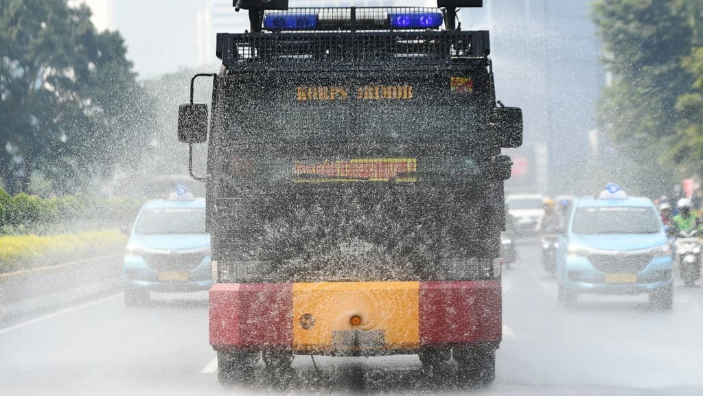 Kontroversi Penyemprotan Jalan Protokol untuk Atasi Polusi Udara Kontroversi Penyemprotan Jalan Protokol untuk Atasi Polusi Udara