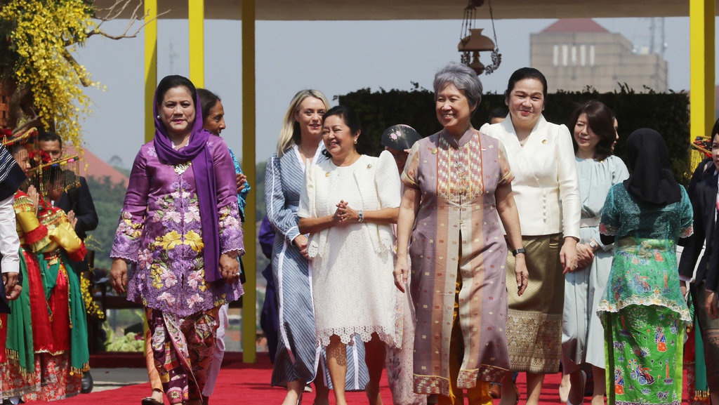 Cara Menyikapi Perbedaan Budaya dengan Bangsa Asing Cara Menyikapi Perbedaan Budaya dengan Bangsa Asing