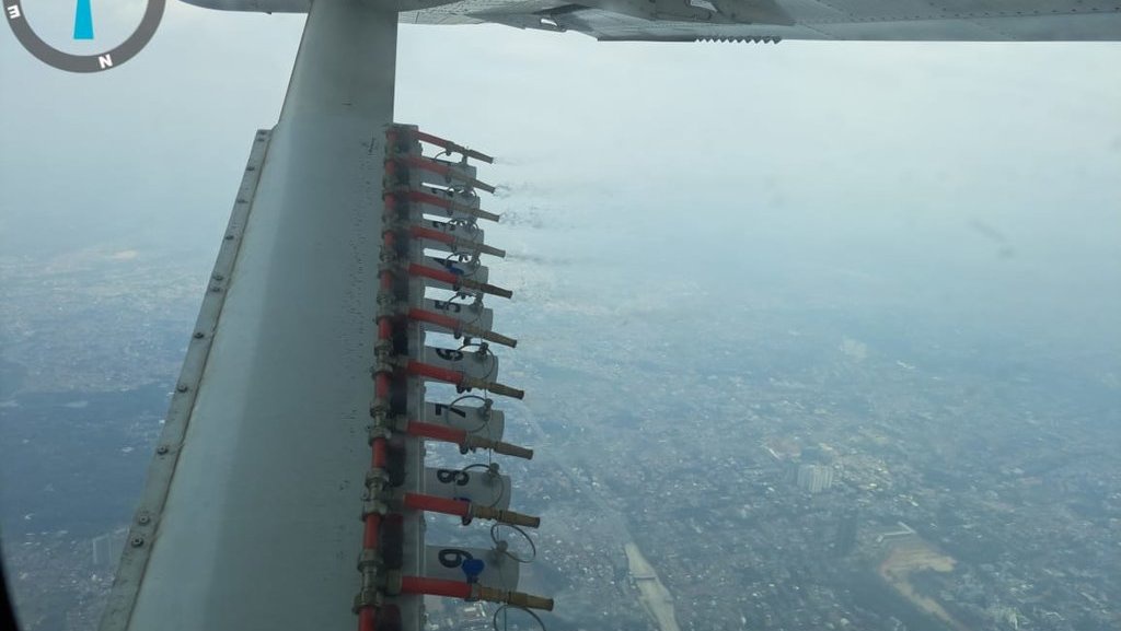 BNPB Lanjutkan Water Mist Spraying untuk Bersihkan Udara Jakarta BNPB Lanjutkan Water Mist Spraying untuk Bersihkan Udara Jakarta