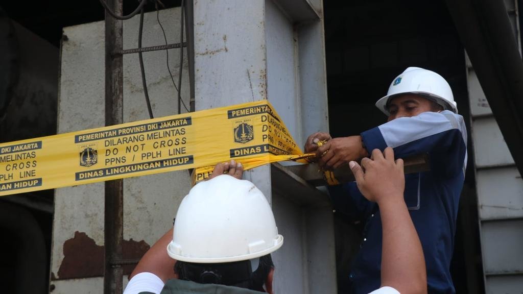 DLH DKI Segel Cerobong Milik PT Jakarta Central Asia Steel DLH DKI Segel Cerobong Milik PT Jakarta Central Asia Steel