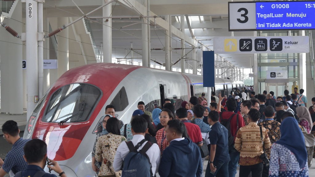 Menguji Keputusan Pemerintah Jamin Utang Kereta Cepat Pakai APBN Menguji Keputusan Pemerintah Jamin Utang Kereta Cepat Pakai APBN