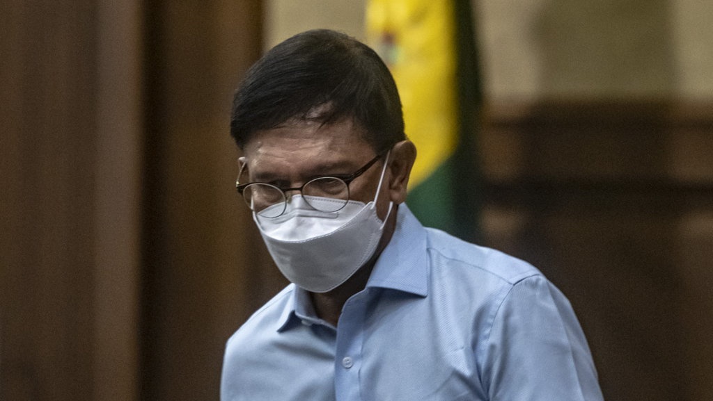 Johnny G Plate Salurkan Duit BAKTI ke Gereja dan Sekolah Katolik