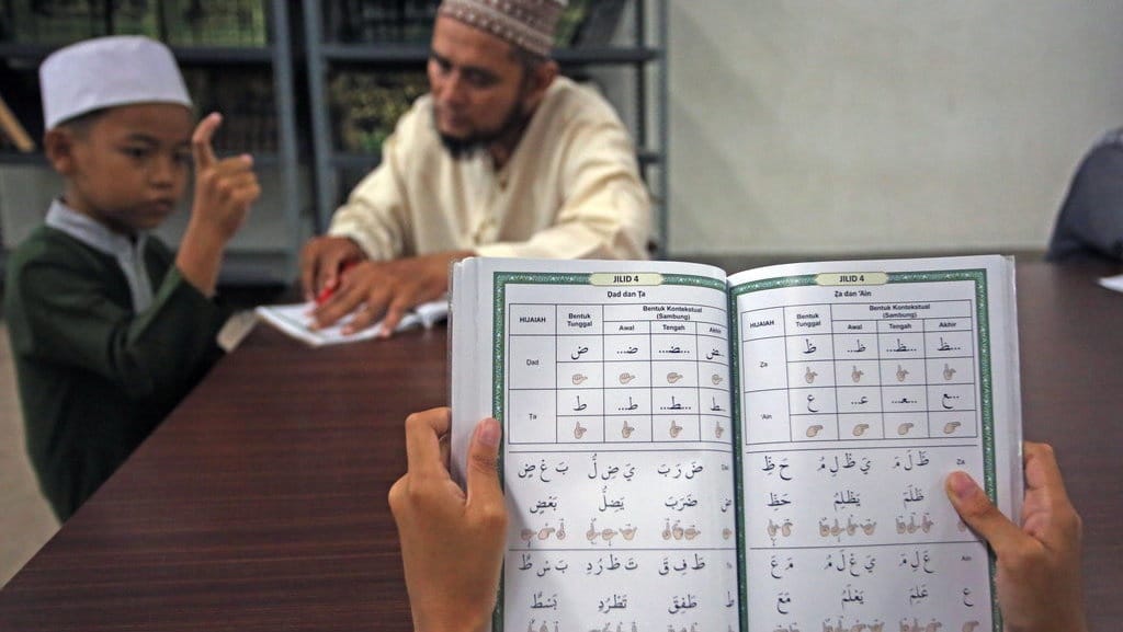 15 Ayat Sajdah dalam Al-Quran Beserta Artinya & Tulisan Arab